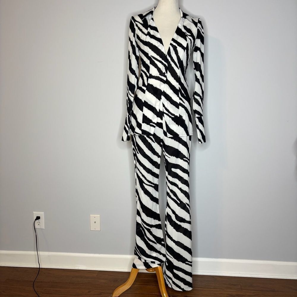 Pretty Little Thing- Black & White Zebra Stripe Button Down Top - Picture 3 of 8